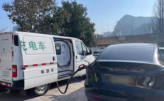 东安汽车搭电